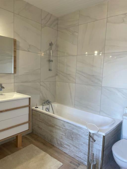 Agreable Maison De Village Avec Balcon Roiffieux Zewnętrze zdjęcie