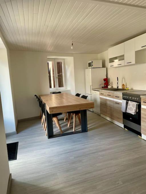 Agreable Maison De Village Avec Balcon Roiffieux Zewnętrze zdjęcie
