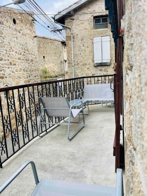 Agreable Maison De Village Avec Balcon Roiffieux Zewnętrze zdjęcie